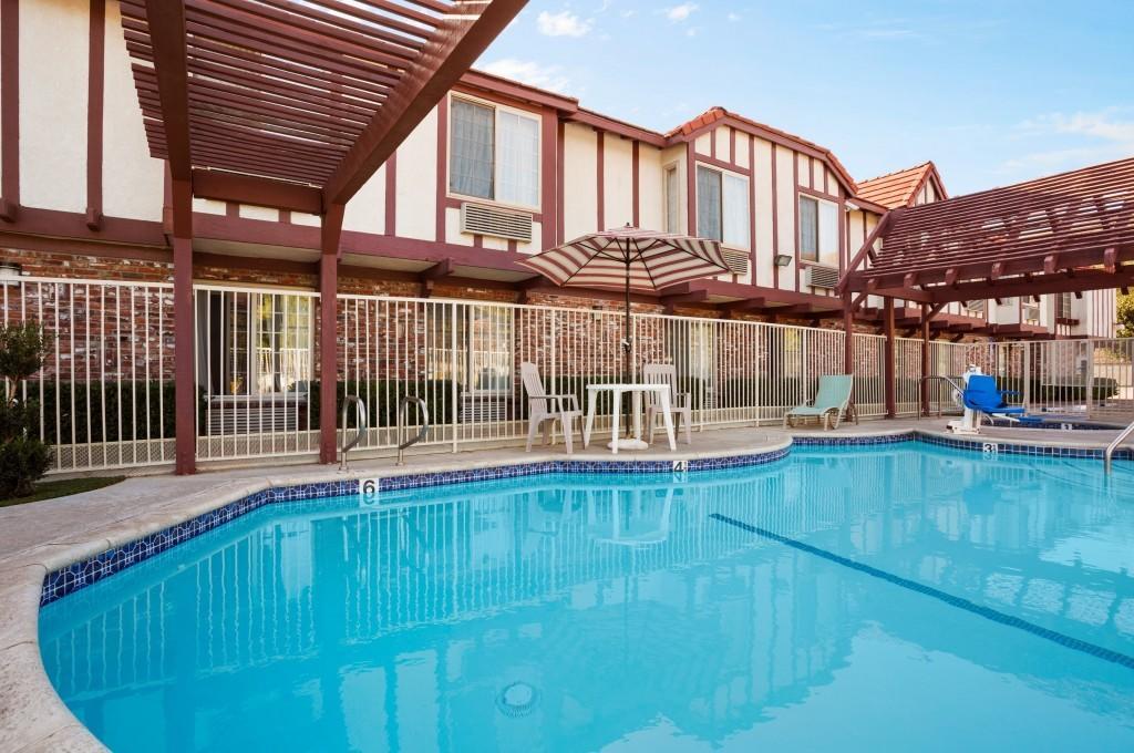 Super 8 By Wyndham Santa Clarita/Valencia Motel Exterior foto